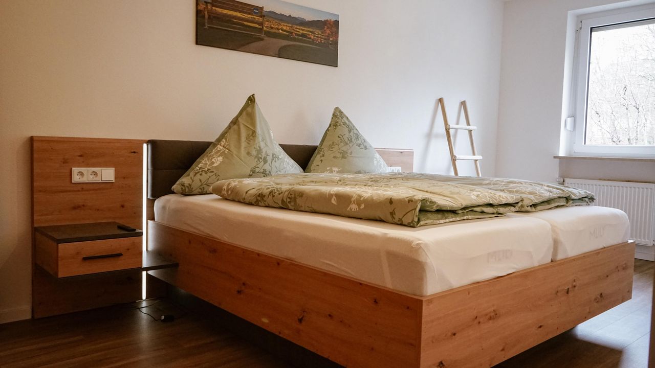 02 Ferienwohnung_Bergzeit_Schlafzimmer (8) 02 Ferienwohnung_Bergzeit_Schlafzimmer (8)